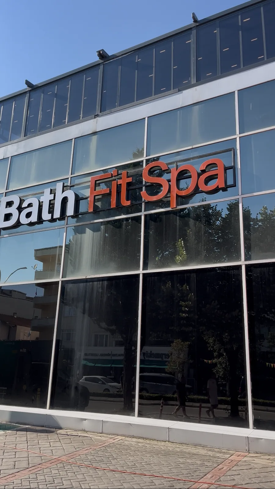 Bath Fit Spa dış cephe cam temizliği — 2