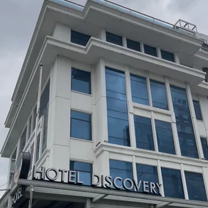 Hotel Discovery cam cephe temizliği